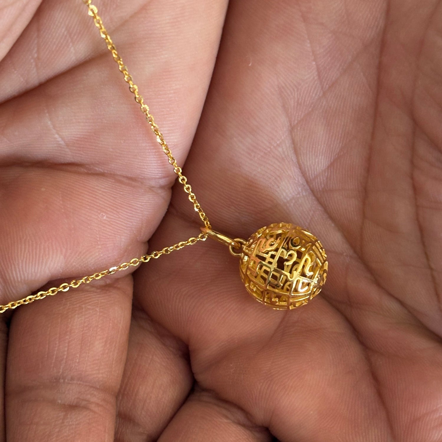 Maha Mrityunjaya Mantra Prayer ( pendant Globe - Gold)